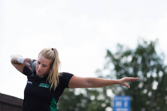 Fanny Roos tränar teknik på Värendsvallen