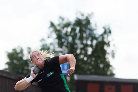 Fanny Roos tränar teknik på Värendsvallen