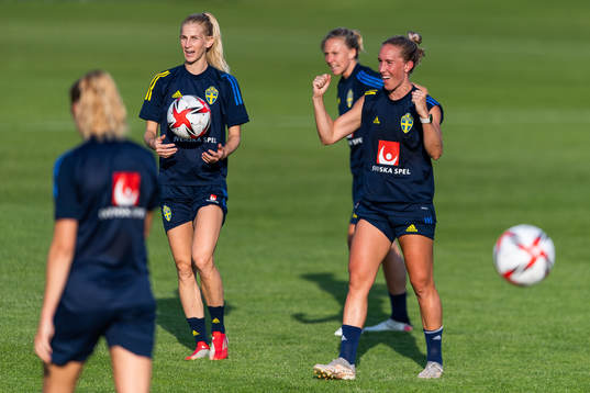 Sofia Jakobsson och Julia Roddar jublar