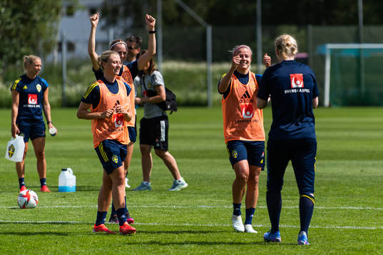 Rebecka Blomqvist, Amanda Ilestedt, Hanna Glas och målvakt