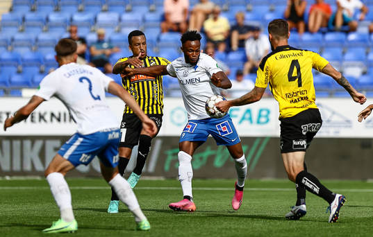 Häckens Martin Olsson och IFK Norrköpings Samuel Adegbenro