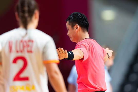 The referee signs a no goal in the women's handball match