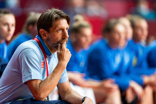 Head coach Tomas Axnér of Sweden in the women's handball