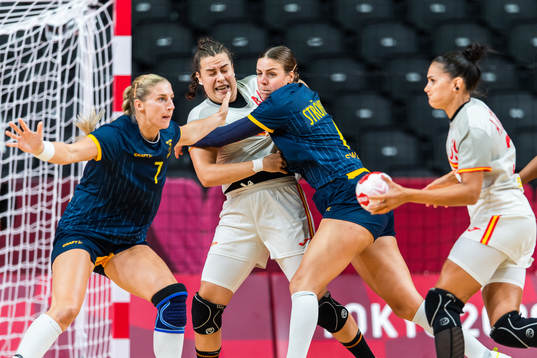 Linn Blohm and Carin Strömberg defend against Ainhoa