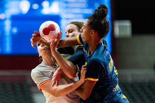 Carmen Dolores Martin Berenguer of Spain and Jamina Roberts