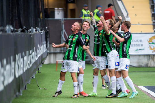 GAIS Jonas Lindberg (v) jublar med lagkamrater
