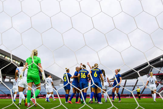 Players of Sweden celebrate the 0-1 goal by Anna Anvegård