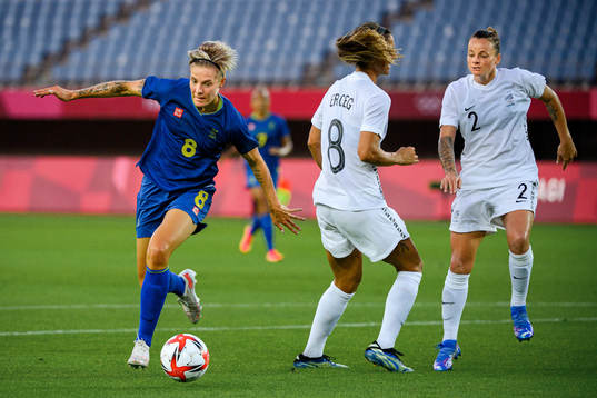 Lina Hurtig of Sweden against Abby Erceg and Ria Percival