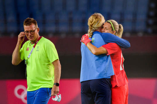 Goalkeepers Hedvig Lindahl and Jennifer Falk of Sweden