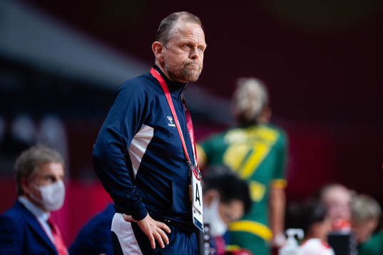 Thorir Hergeirsson, head coach of Norway, looks dejected