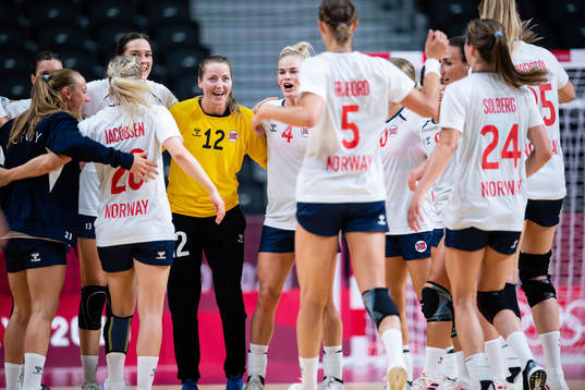 Players of Norway celebrates