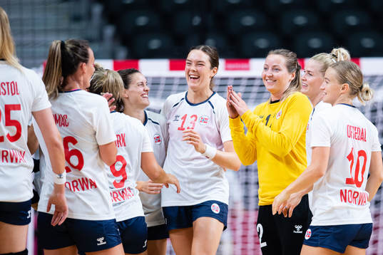 Players of Norway celebrates