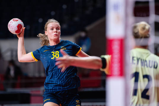 Elin Hansson of Sweden compete in the women's handball