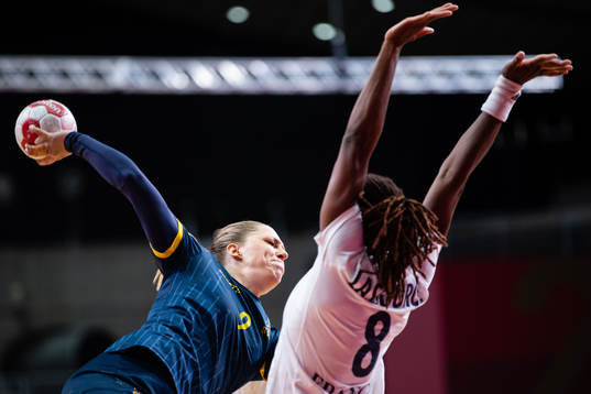 Melissa Petrén of Sweden compete in the women's handball