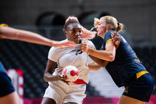 Kalidiatou Niakate of France and Linn Blohm of Sweden