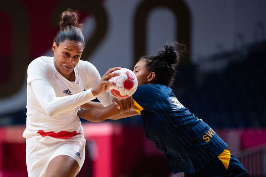 Allison Pineau of France and Jamina Roberts of Sweden