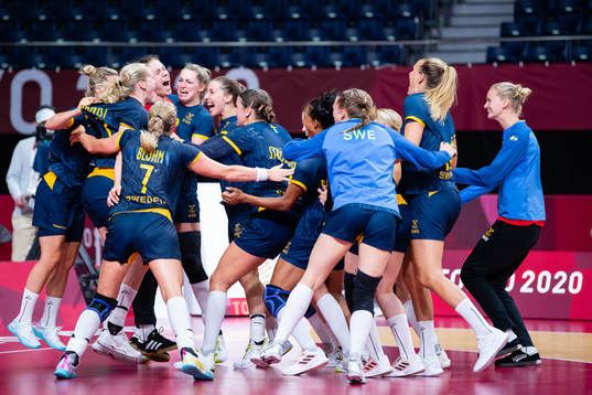 Players of Sweden celebrates
