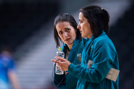 Referees Julie Bonaventura and Charlotte Bonaventura