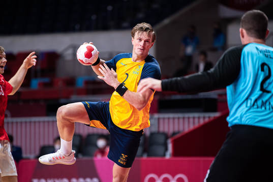 Bläddra bland fler bilder av Tokyo 2020 Olympics, day 9, Handball, Denmark - Sweden