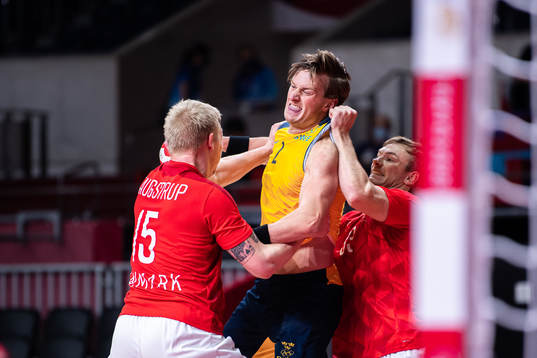 Jonathan Carlsbogård of Sweden in the men’s handball