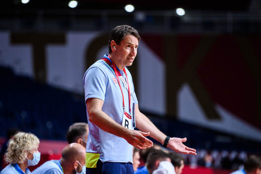 Glenn Solberg, head coach of Sweden, reacts in the men’s