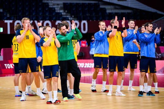 Players of Sweden thank the spectators