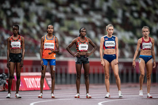 Sifan Hassan of the Netherlands and Karoline Bjerkeli