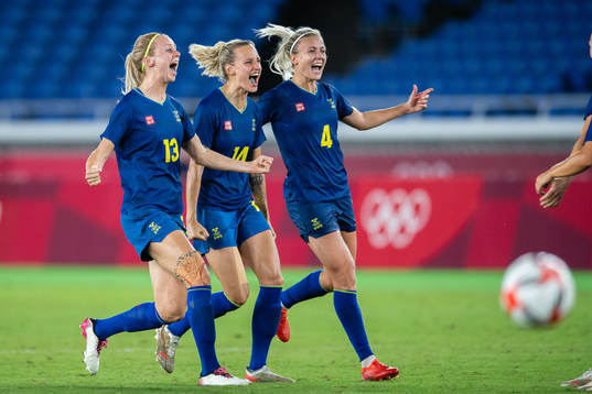 Players of Sweden celebrate winning in the women´s