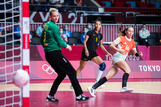 Jamina Roberts of Sweden and Viktora Lukacs of Hungary in