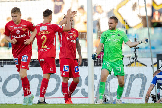 IFK Norrköpings målvakt Oscar Jansson jublar