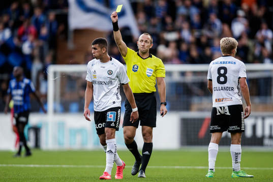 Örebros Hussein Ali får ett gult kort av domare Kaspar
