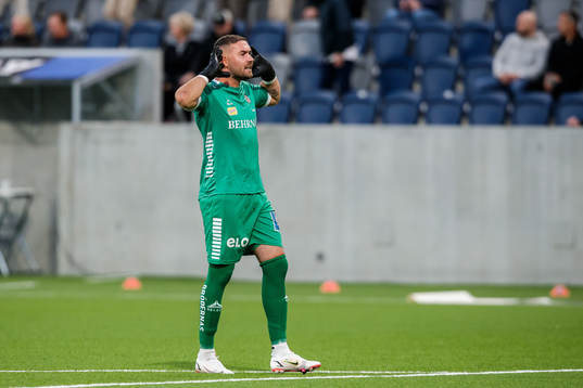 Örebros målvakt Mergim Krasniqi jublar