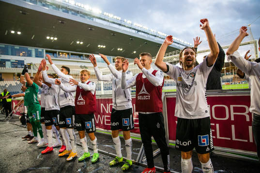 Örebros spelare jublar