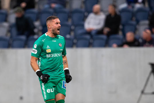 Örebros målvakt Mergim Krasniqi jublar