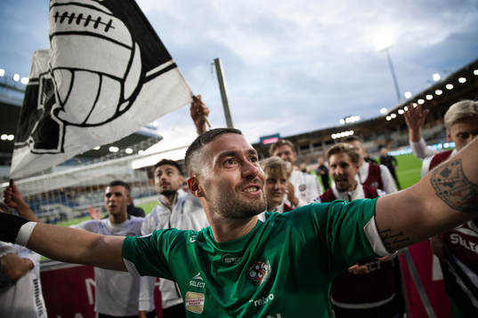 Örebros målvakt Mergim Krasniqi jublar