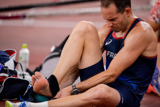 Renaud Lavillenie of France in pain