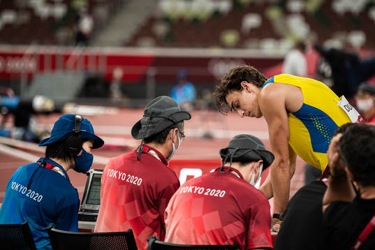 Armand Duplantis of Sweden adjusts the height in men’s