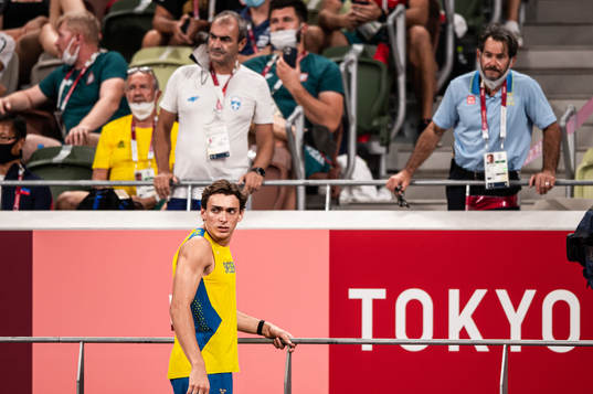Armand Duplantis of Sweden speaks with coach and father