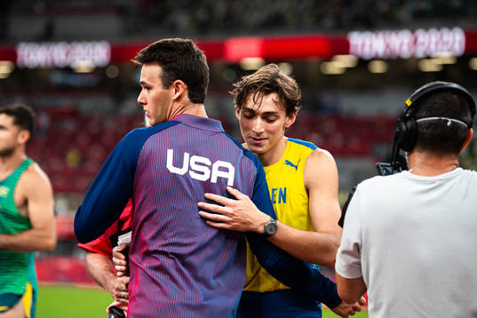 Armand Duplantis of Sweden celebrate his gold with