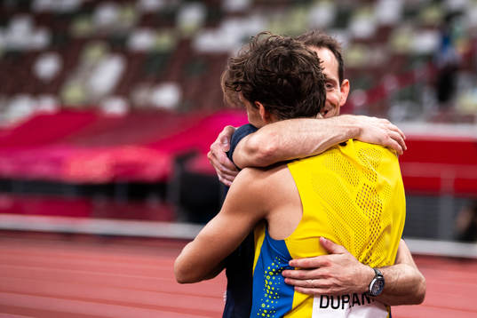 Armand Duplantis of Sweden celebrate his gold with Renaud