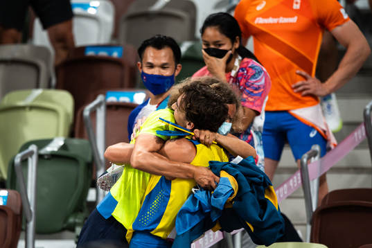 Armand Duplantis of Sweden celebrate his first place with