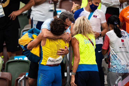 Armand Duplantis of Sweden celebrate his first place with