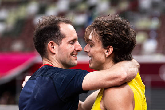 Armand Duplantis of Sweden celebrate his gold with Renaud
