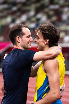 Armand Duplantis of Sweden celebrate his gold with Renaud