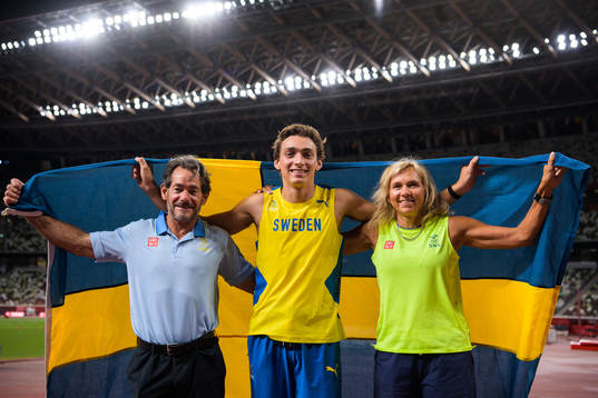 Greg Duplantis, Armand Duplantis and Helena Duplantis pose