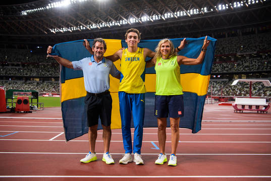 Greg Duplantis, Armand Duplantis and Helena Duplantis pose