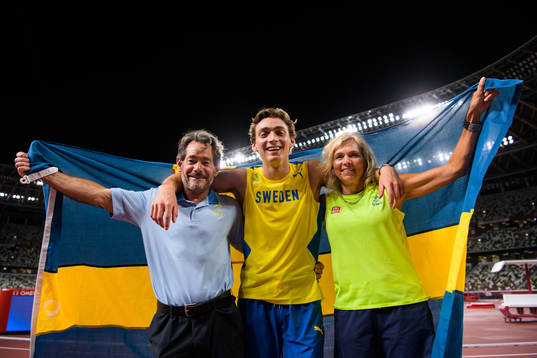 Greg Duplantis, Armand Duplantis and Helena Duplantis pose