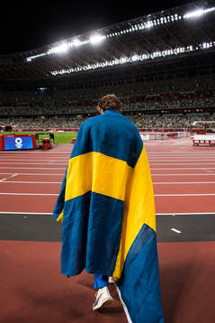 Armand Duplantis of Sweden wrapped in a Swedish flag