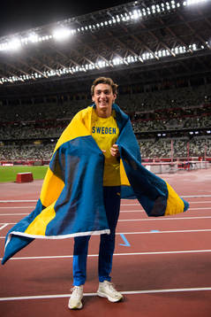Armand Duplantis of Sweden wrapped in a Swedish flag