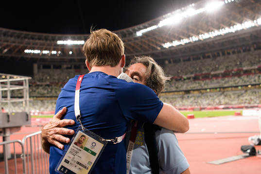 Chris Nilsen of USA hugs Greg Duplantis, father of Armand